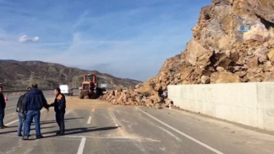 Dev kaya parçaları yola düştü Dev kaya parçaları yola düştü