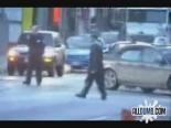 ilginc goruntu - Polis Suçluya Arabası İle Çarpıyor Videosu