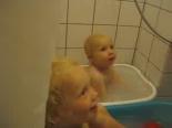 Çocuklar Banyo Yapıyor