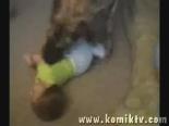 Köpek Bebekle Oynuyor