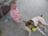 Köpekle Oynamayı Seviyor