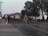 tren raylari - Tren Çarpan Çocuk Videosu