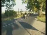 dikkatsiz surucu - Motosiklet Kazası 3 Videosu