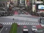 ilginc goruntu - Japonya'da Karşıdan Karşıya Geçmek Videosu