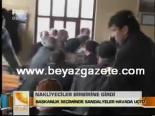 Sandalyeler Havada Uçuştu
