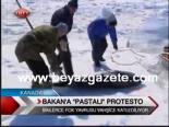 kanada - Bakan'a Pastalı Protesto Videosu