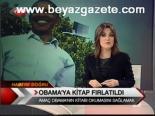 Obama'ya Kitap Fırlattı