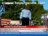 Obama'ya Kitap Fırlattı