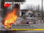 Taş Atan Çocuklar