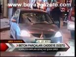 Beton Parçaları Caddeye Düştü