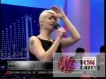 Canlı Yayında Kucağına Oturdu