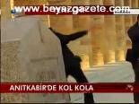 Anıtkabir'de Kol Kola