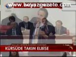 Kürsüde Takım Elbise