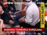 Başkana Yumruklu Karşılama