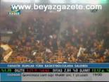 Fanatik Rumlar Türk Basketbolculara Saldırdı