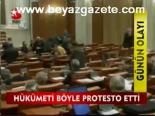 Hükümeti Böyle Protesto Etti