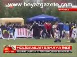 Holiganlar Sahaya İndi