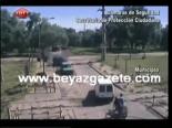 tren raylari - Arjantin, Kahraman Genci Kurtarıyor Videosu
