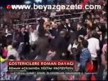 Göstericilere Roman Dayağı
