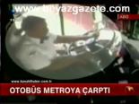 Otobüs Metroya Çarptı