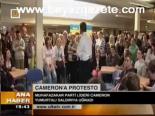 Cameron'a Protesto