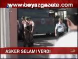 Asker Selamı Verdi
