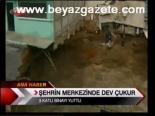 Şehrin Merkezinde Dev Çukur