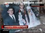 Annesine Bakıyordu