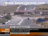Yol Ortasındaki Ev