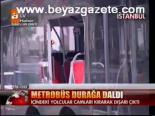 Metrobüs durağa daldı