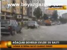 su baskini - Ağaçlar devrildi evleri su bastı Videosu