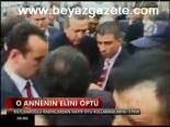 O Annenin Elini Öptü