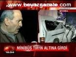 Minibüs Tır'ın Altına Girdi