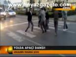 Yolda Apaçi Dansı