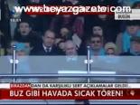 Buz Gibi Havada Sıcak Tören