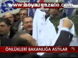 Önlükleri Bakanlığa Astılar
