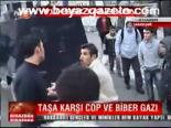 Taşa Karşı Cop Ve Biber Gazı