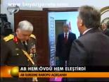 Ab Hem Övdü Hem Eleştirdi