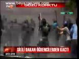 Şilili Bakan Öğrencilerden Kaçtı