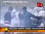 Enkazda Hurda Demir Topluyorlar