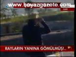 Rayların Yanına Gömülmüş!