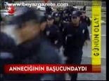 Anneciğinin Başucundaydı