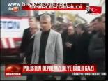 Polisten Depremzedeye Biber Gazı