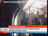 Metrodan Atıldı