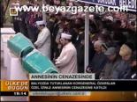 Annesinin Cenazesinde