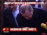 Başbakan Simit Dağıttı