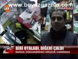 Biri Oyaladı, Diğeri Çaldı
