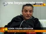 Eşinin Yolunu Gözlüyor