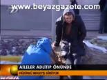 Aileler Adlitıp Önünde