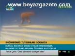 Snowboard Tutkunları Sokakta